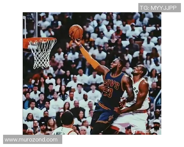 詹姆斯持球突破 连续虚晃打板上篮得分