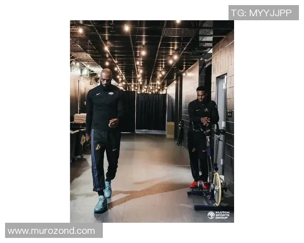 布朗尼反击一条龙单臂劈扣!老爹詹姆斯:上面的空气与众不同啊!